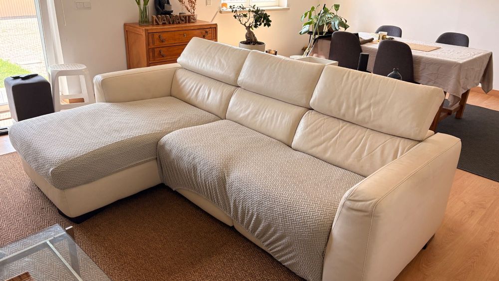Sofá couro com chaise lounge e canto reclinado
