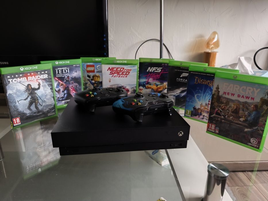 Xbox one X z grami i dwoma padami