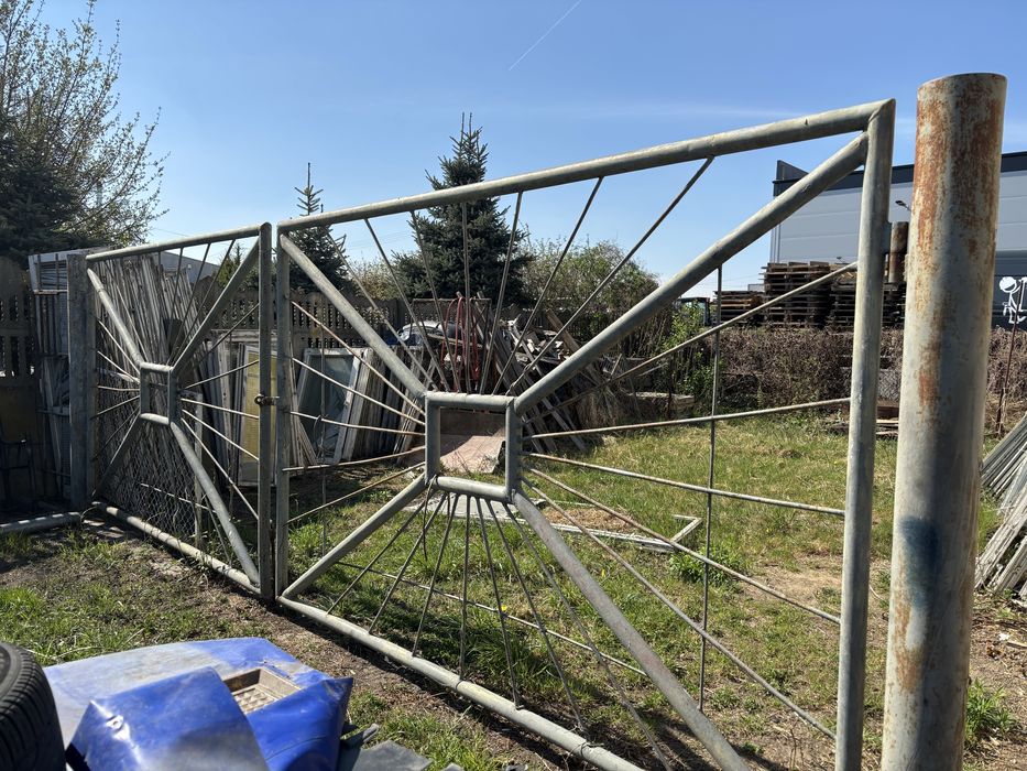 Duza solidna brama z słupkami