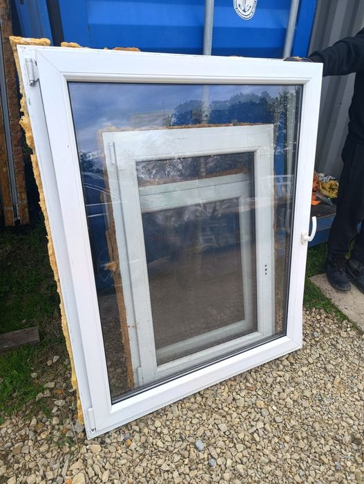 Okno 117x144 orzech plastikowe rozwierno uchylne