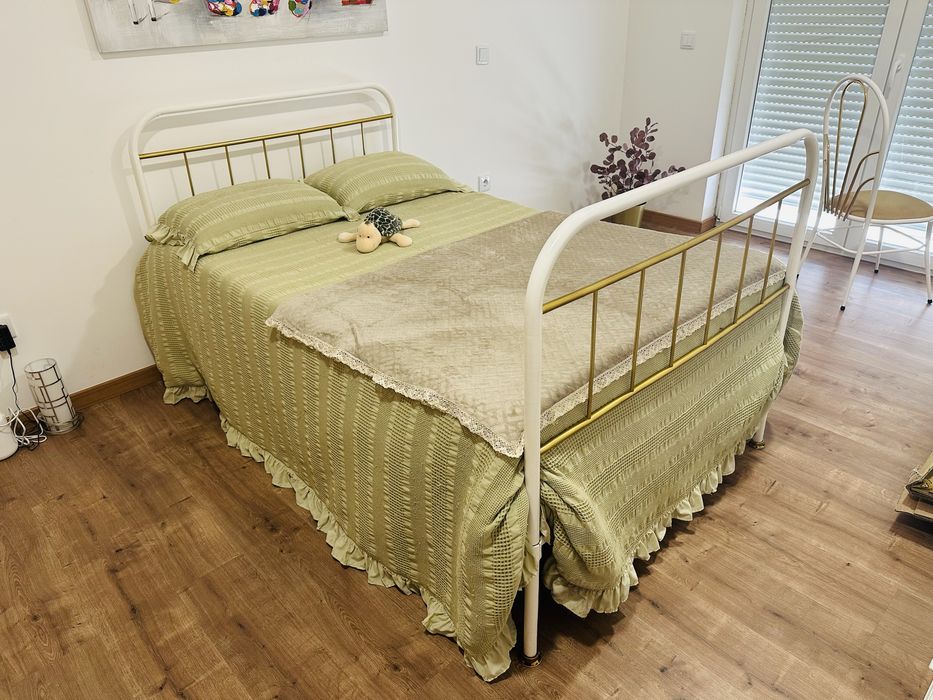 Cama ferro + colchao + cadeira impecavel