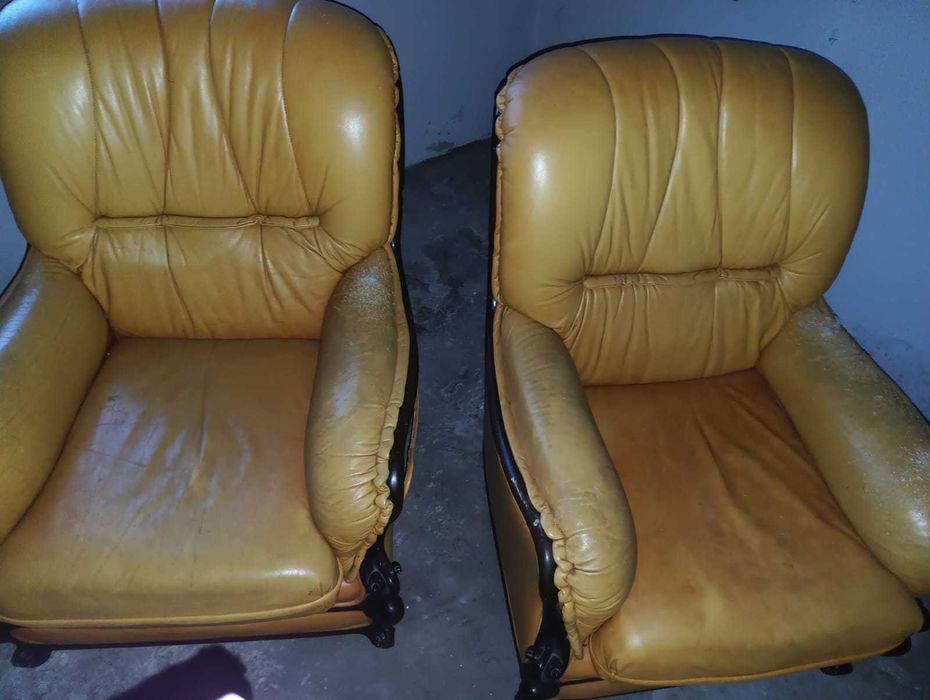 Poltronas de pele castanho claro