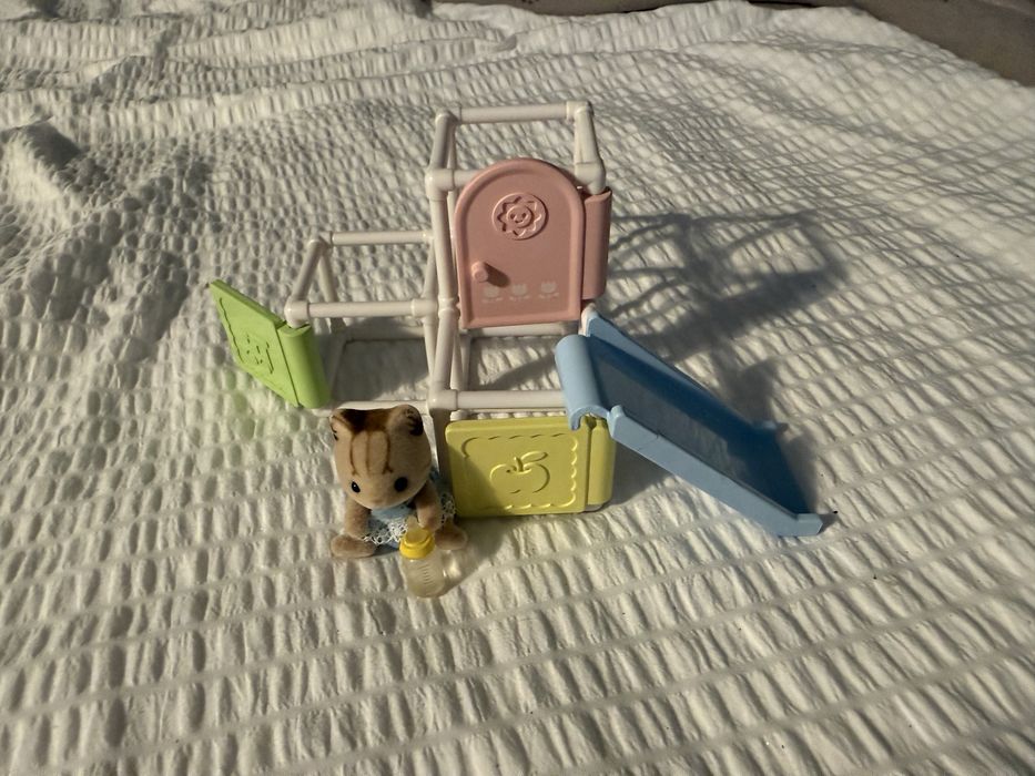 Ігровий набір Sylvanian Families Спортивний куточок з гіркою та малюком оригінал