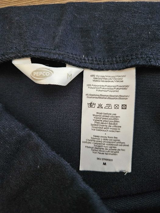 Granatowa klasyczna elastyczna spódnica, dłuższy tył