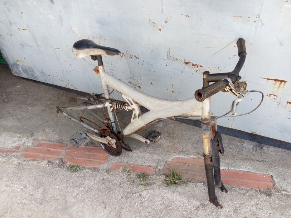 Várias bicicletas para restauro