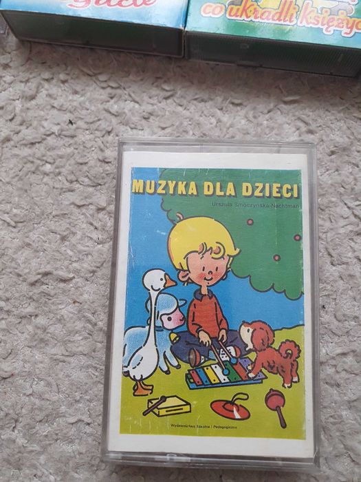 Zestaw bajek na kasetach plus magnetofon