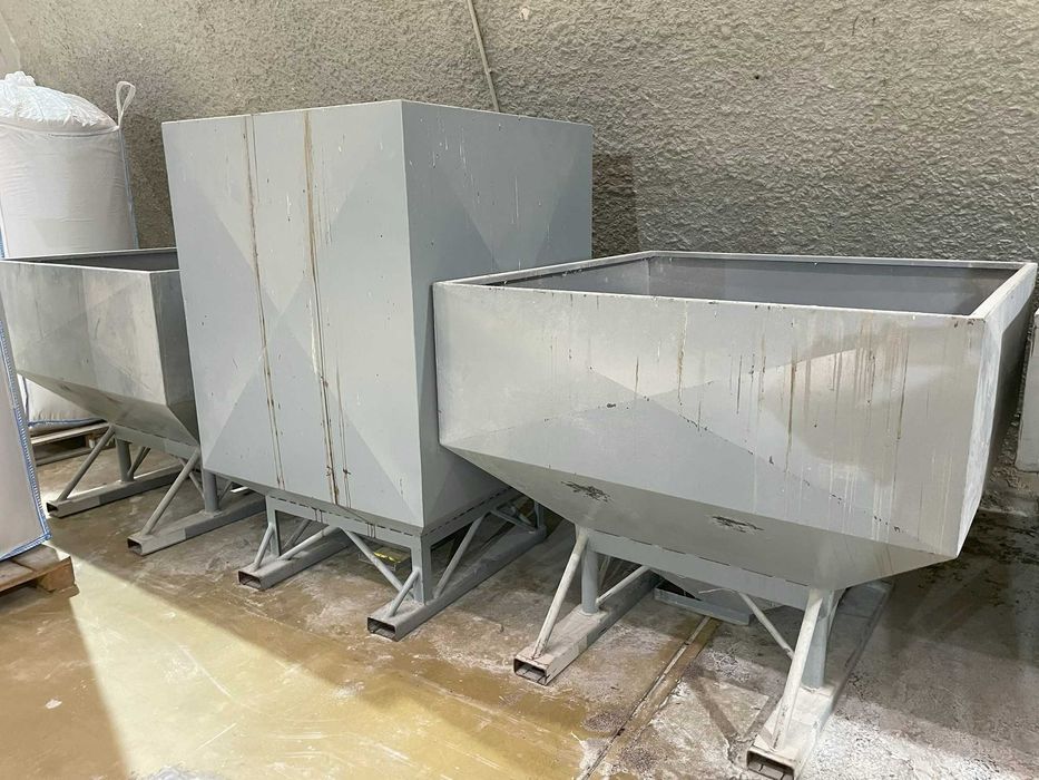 Tremonha / Caixa metálica industrial para transportar cereais 1 x 1,25 x 1,25 m