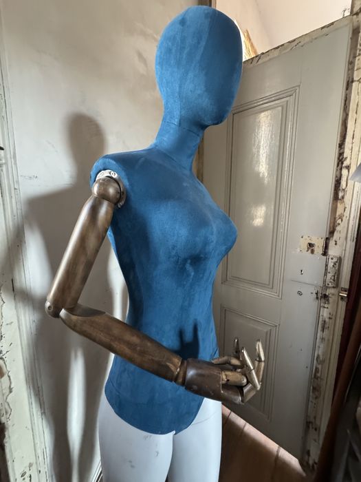 Manequim com braços madeira e base