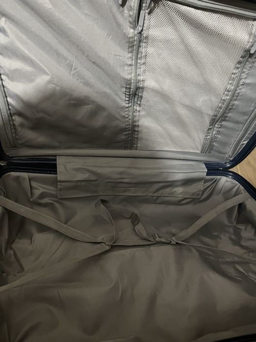 Велика валіза в ідеальному стані