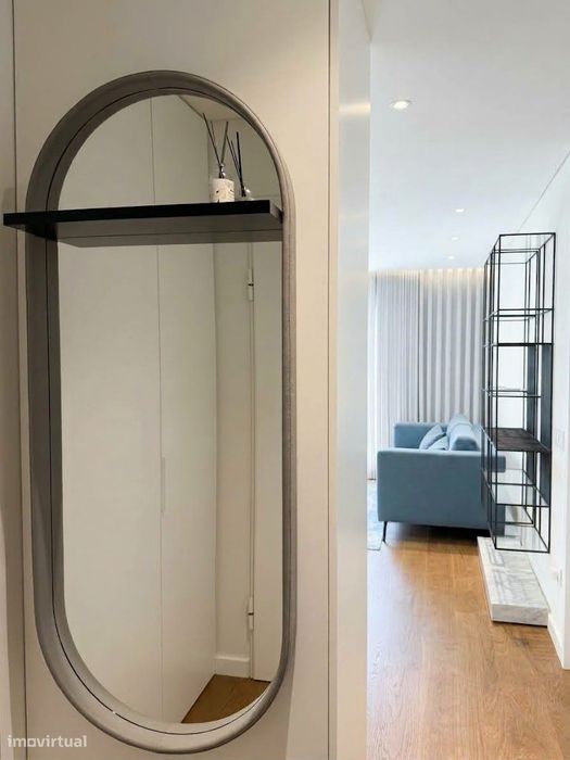 Apartamento mobilado com largo terraço no edifício Paço de Rei Plaza.