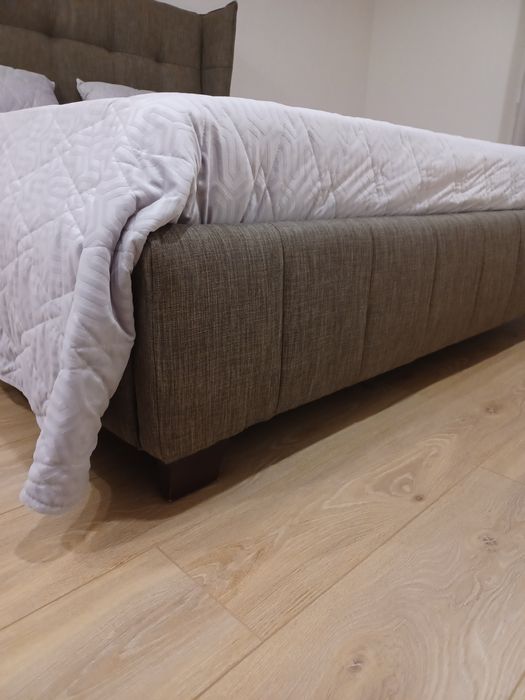 Cama + colchão e mesinhas