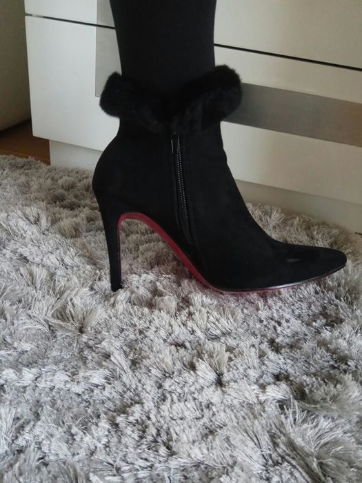 Botas / botins pretos em camurça c/ pêlo -  39