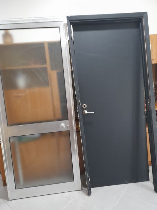 Porta  de madeira e de alumínio