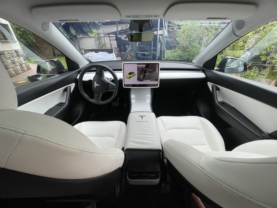 Автомобіль Tesla model y