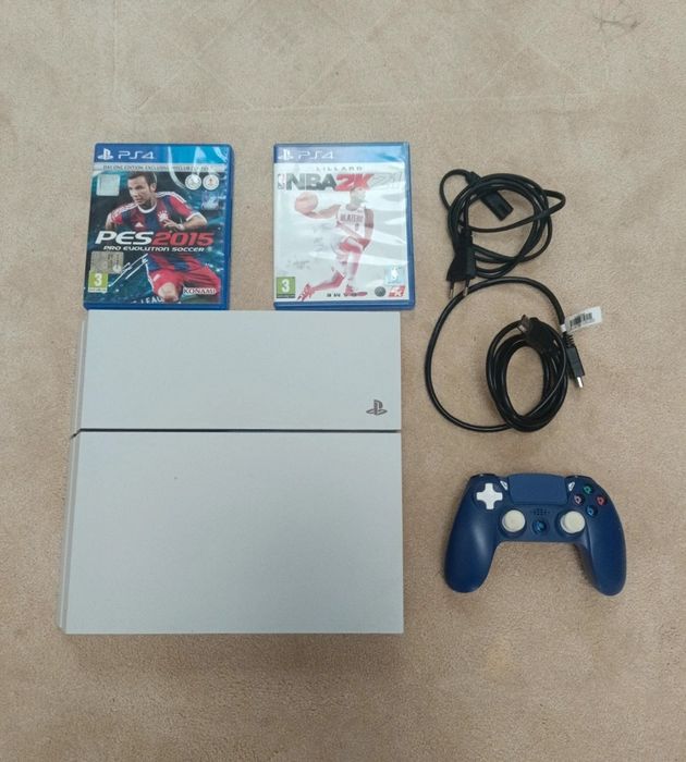PlayStation 4 Branca com 2 Jogos e 1 comando incluído