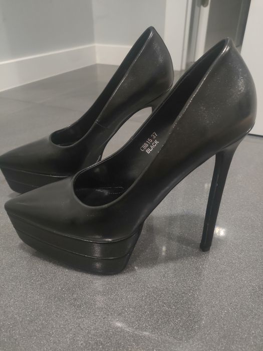 Czarne szpilki na platformie Givana