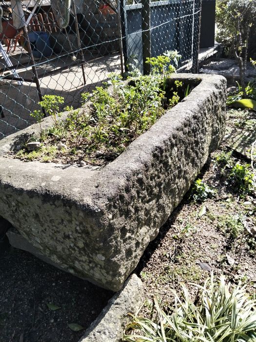 Várias pias em pedra