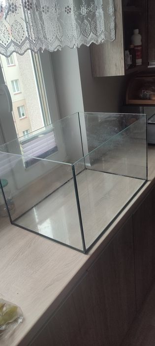Akwarium    szerokość:60cm  wysokość:35cm  głębokość:40 cm  grubość  szkła: 6 mm