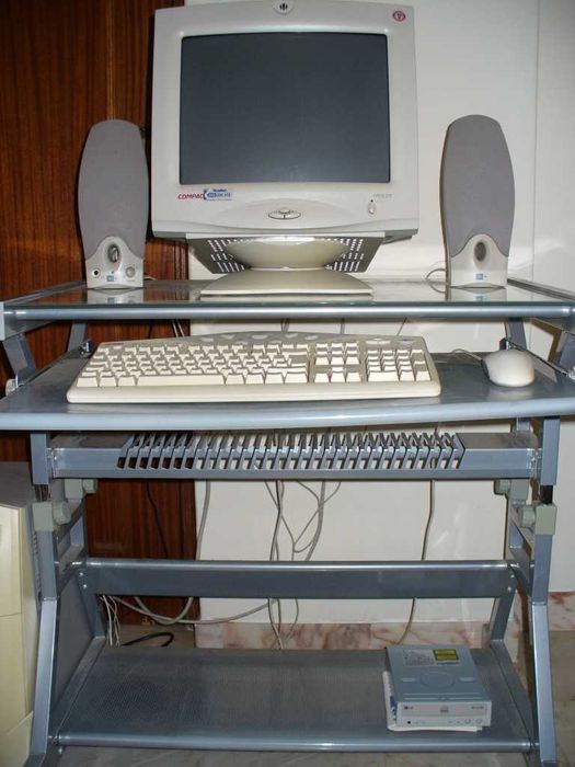 Mesa de computador em metal