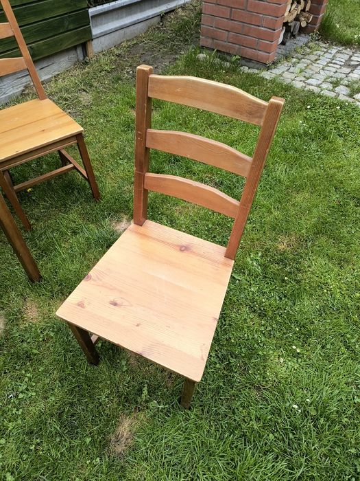 Stół drewniany z krzesłami