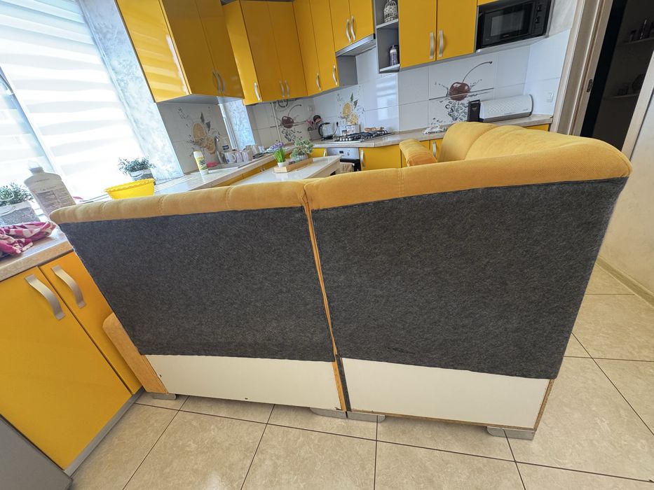 Кутовий диванчик на кухню