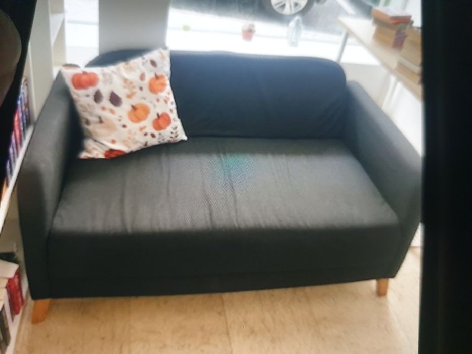 2 sofás pretos ikea