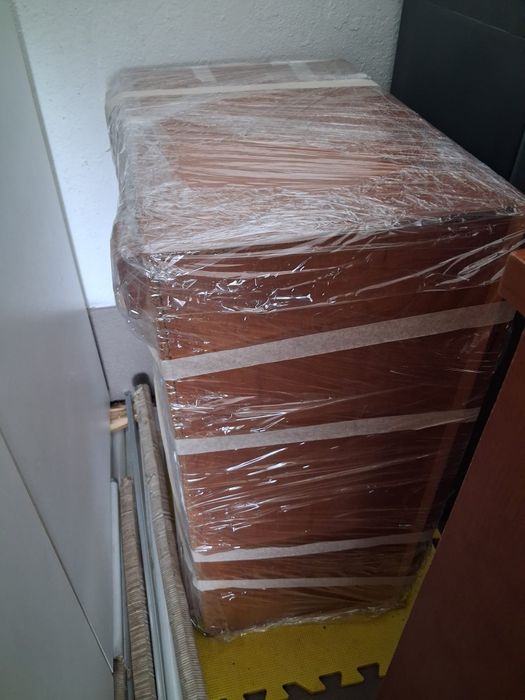 Móveis de quarto em madeira / cerejeira  – cómoda, camiseiro e mesas de cabeceira