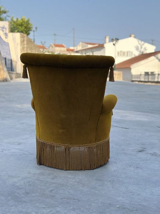 Cadeira Vintage Estofada em Veludo Mostarda com Franjas