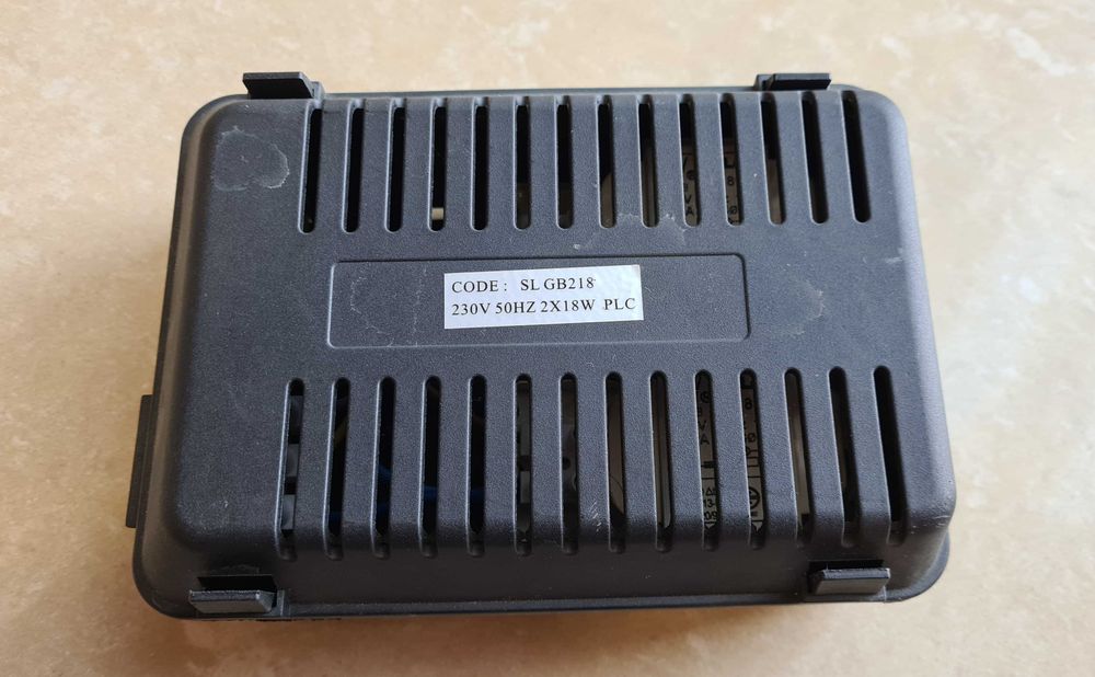Focos em aço escovado para encastrar em tecto falso.