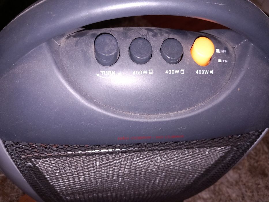 Aquecedor e rádio cassetes a funcionar