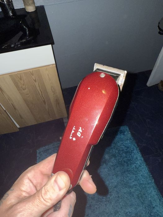 Maquina de cortar o cabelo com fio, boa qualidade e a funcionar