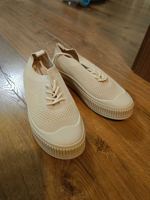 Buty sportowe (nowe) letnie r. 39 Balada