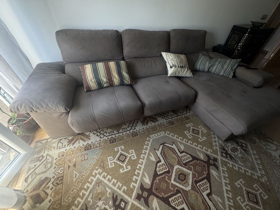 Sofa com chaise Long  300 cm por 160 cm com encostos cabeça regulaveis