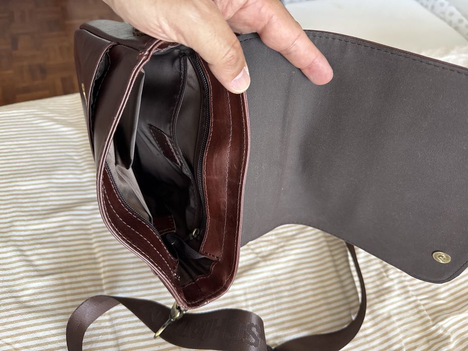 Mala de Ombro em Pele Genuína Castanha | Crossbody Masculina Multicompartimentos
