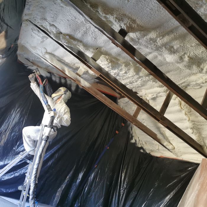 Ocieplenie piana PUR dachów stropów poddasza izolacja poliuretanowa