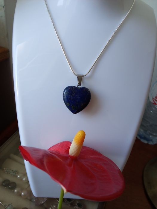 Coração Lápis Azul em Fio de Prata — Elegância, Proteção e Energia