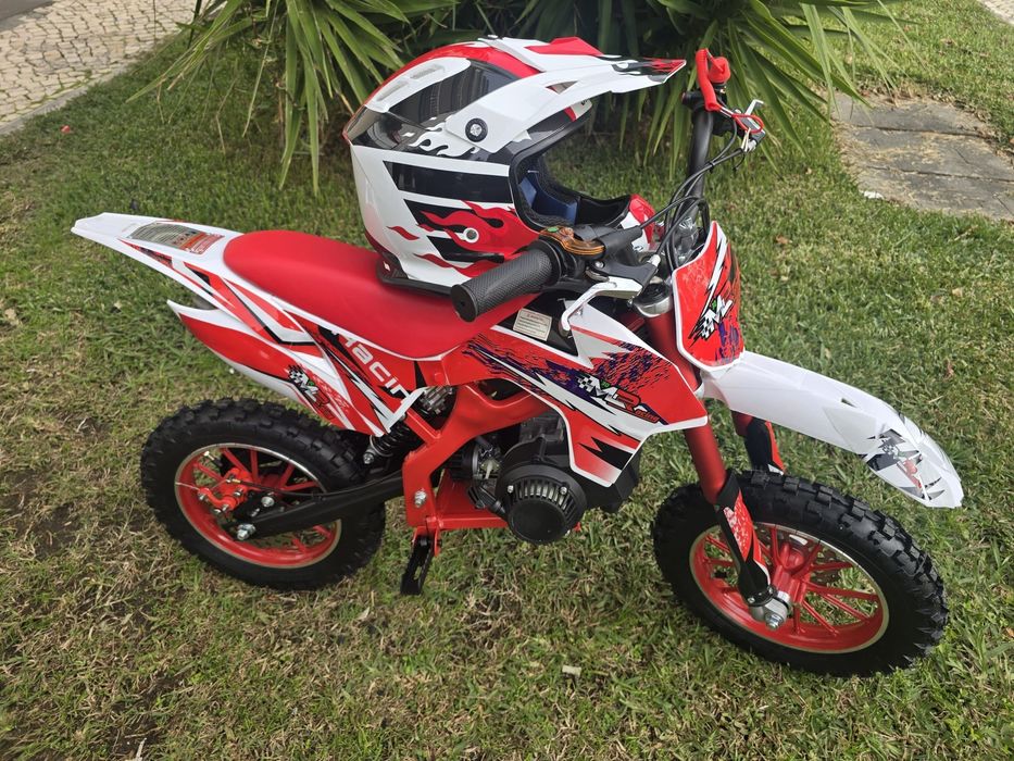 Capacete de criança novo dentro da caixa