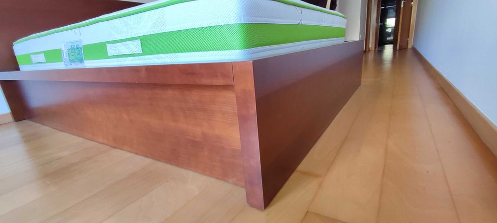 Cama de Casal em Madeira | Excelente estado | Oferta colchão