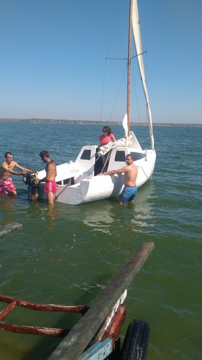 Яхта швертбот каютный 4 спальных места