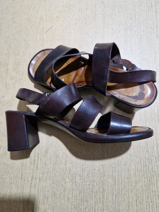 Sandały skórzane na obcasie brązowe