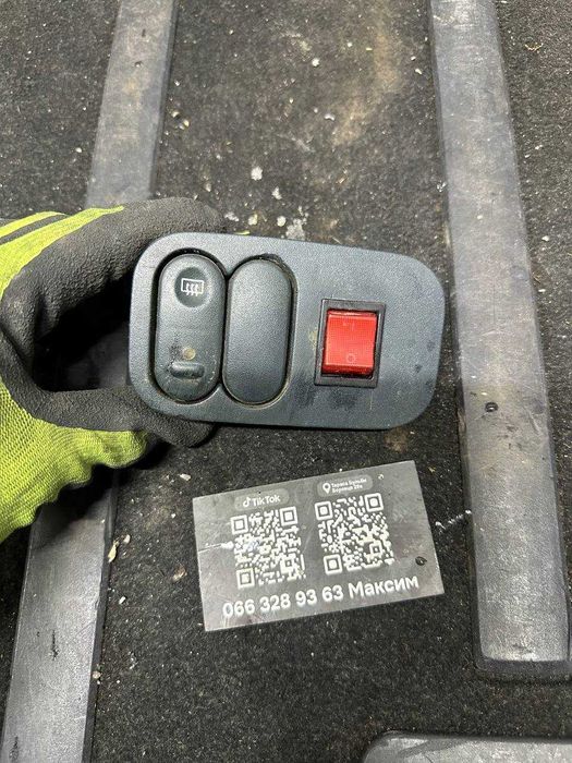 Кнопка подогрева стекла на рено кенго 2000 год.