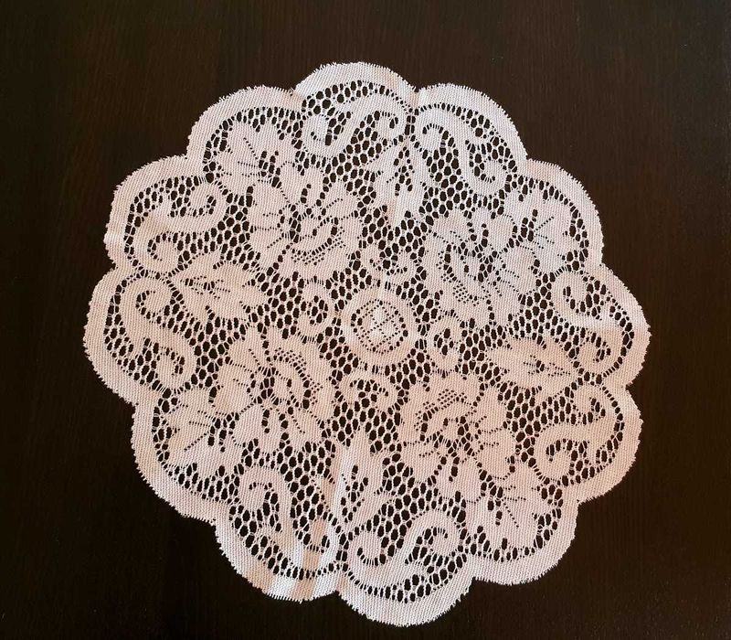 3 naperons de renda branca redondos motivo geométricos (Alentejo)
