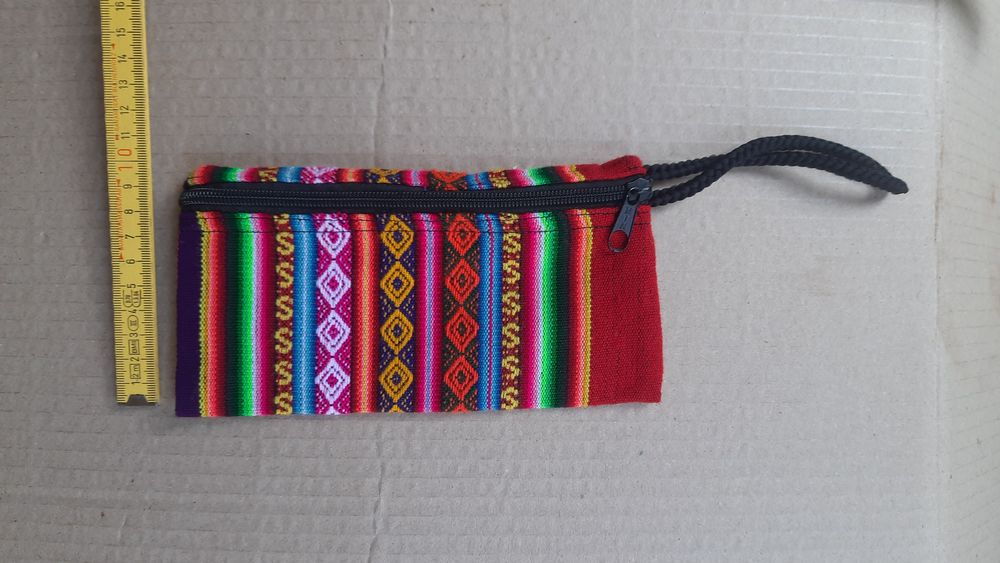 Оригінальний чохол для телефону з молнією в національному стилі.