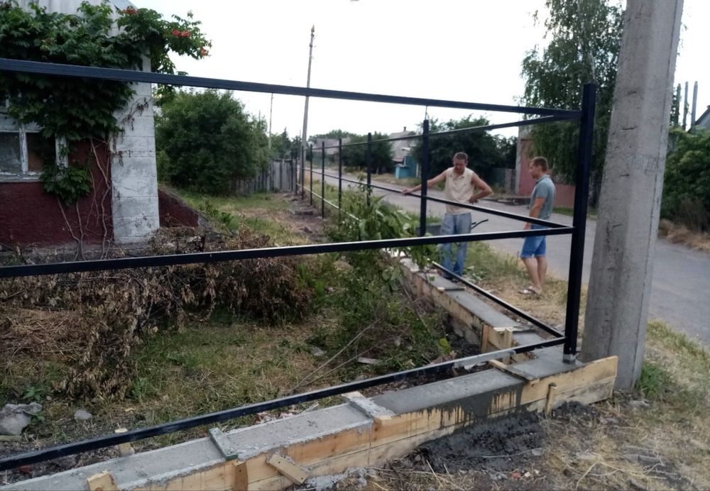 Забори з профлиста. Забор. Бетоні роботи. Фундаменти під забор