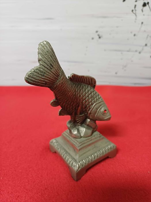 Estatueta de um peixe vintage em metal