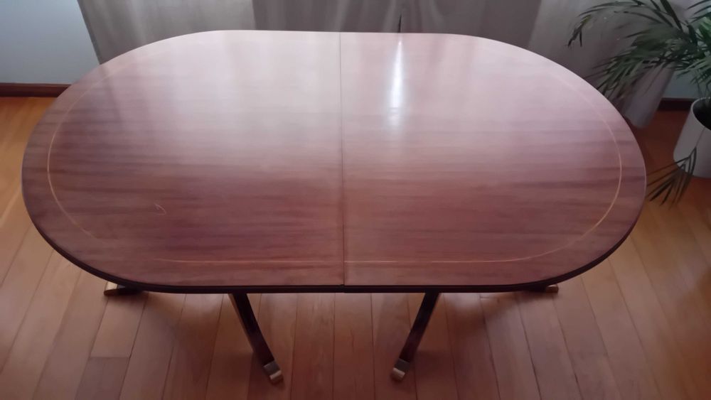 Mesa de Jantar Extensível em Madeira de Mogno com 8 Cadeiras c/ Assento em Palhinha