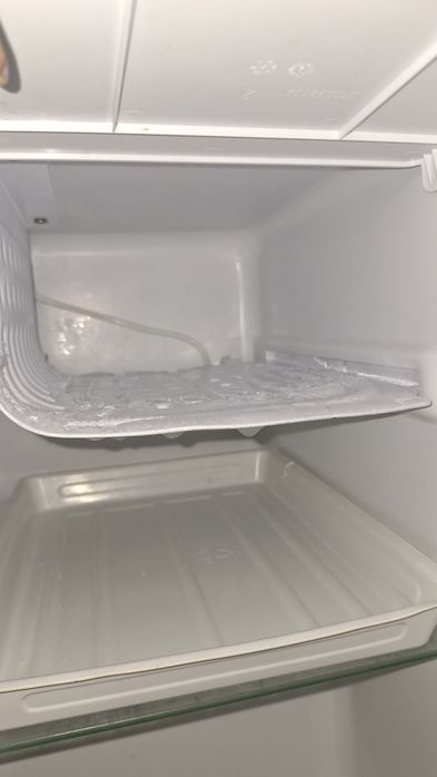 Mini-Frigorífico Kunft (45L) – Como Novo