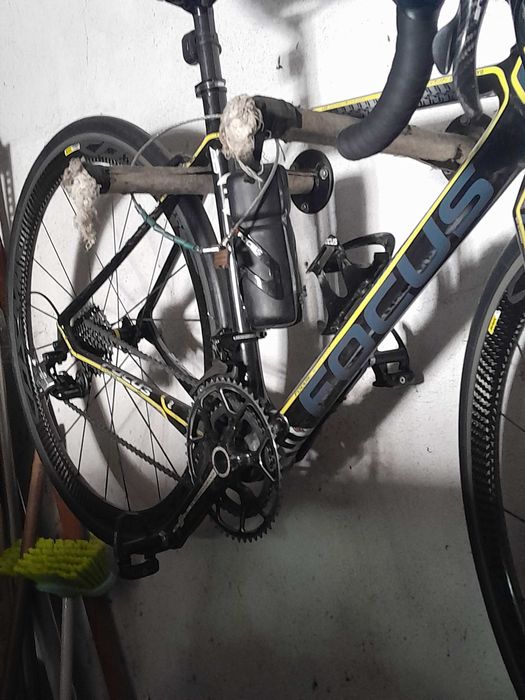 Bicicleta em carbono de estrada focus 11v vendo 1000€