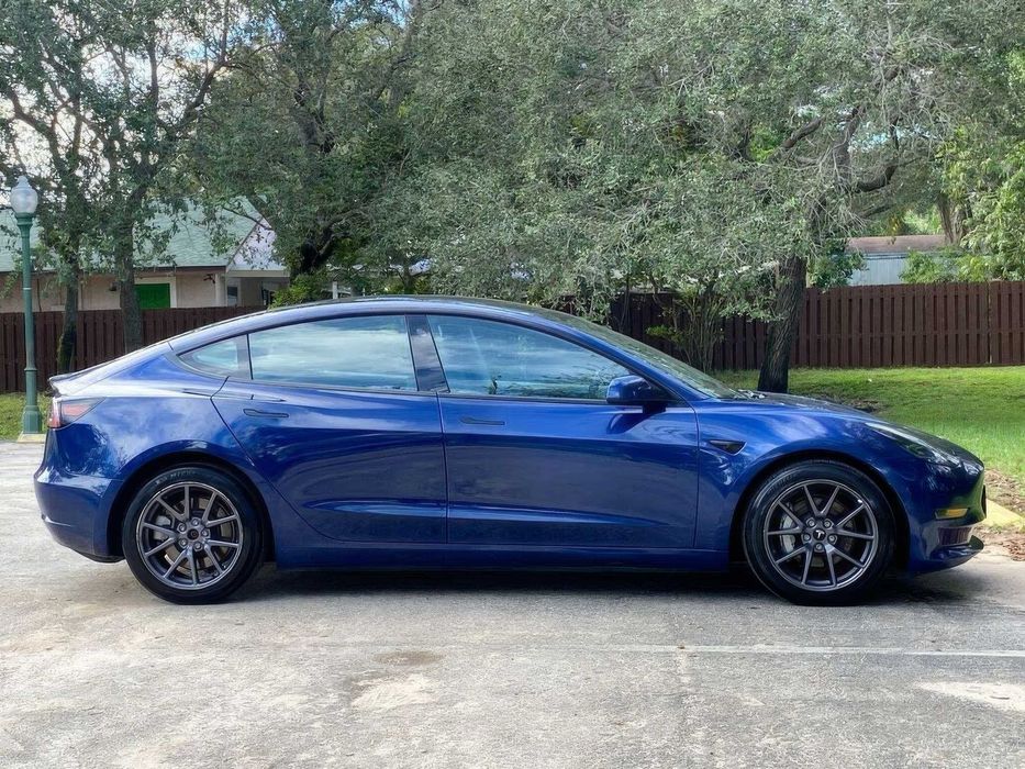 Tesla Model 3      2022
