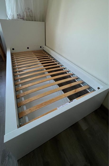 Cama Malm Ikea solteiro 2mx90cm com  estrado